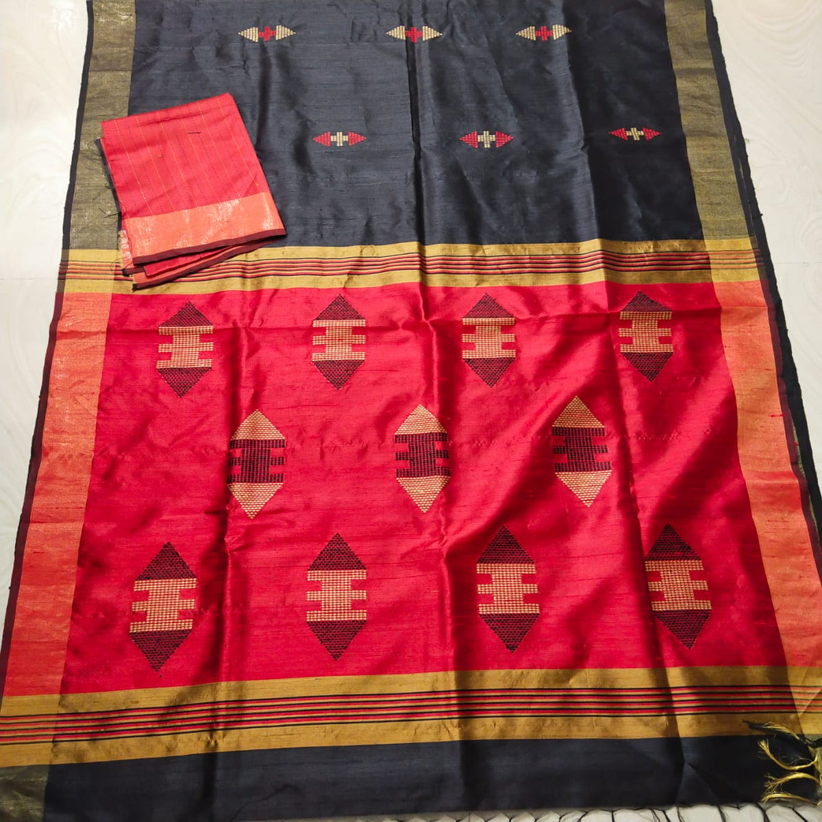 Handloom Elegant Red & Black Tussar Silk Saree"
